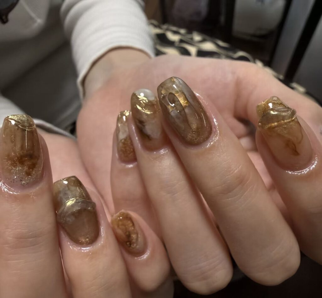 ブラウンとゴールドの琥珀風ニュアンスネイル
Brown and gold amber-inspired Japanese nail art