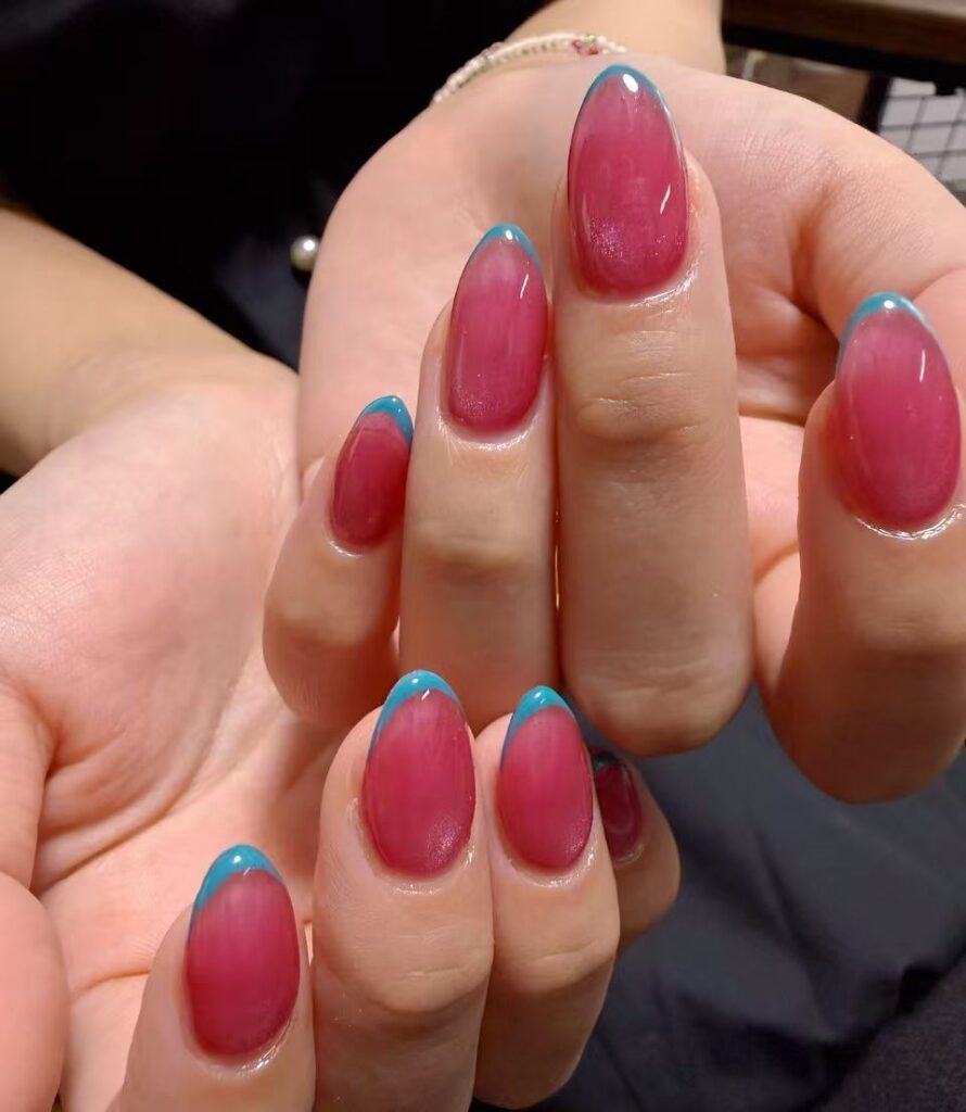 ピンクとターコイズブルーのカラーフレンチネイル
Pink nails with turquoise blue French tips