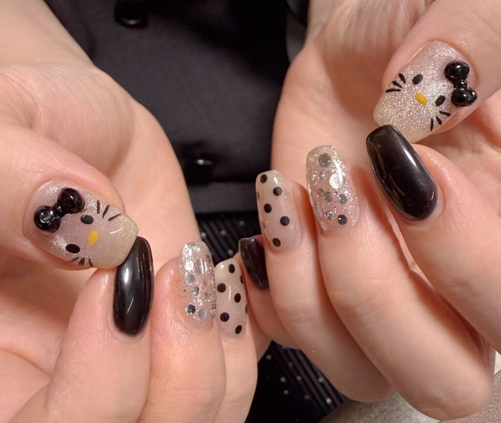 ブラックとシルバーラメのリボンモチーフネイル
Black and silver glitter nails with 3D bow details