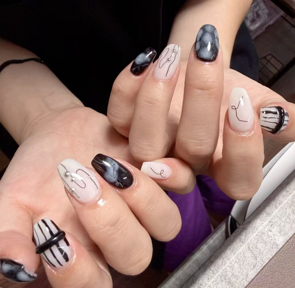 ブラックとホワイトのモノトーンニュアンスネイル