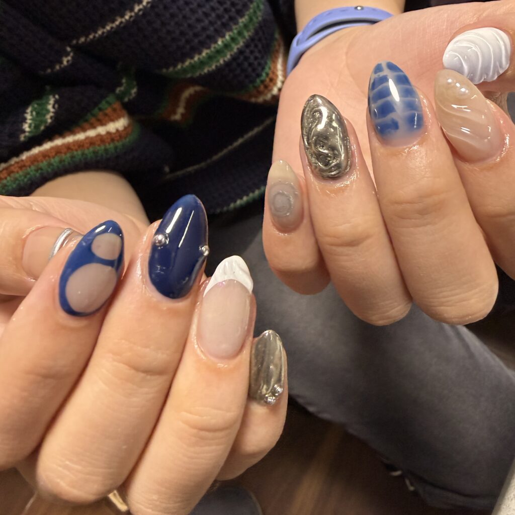 ブルーとシルバーミラーの立体ニュアンスネイル